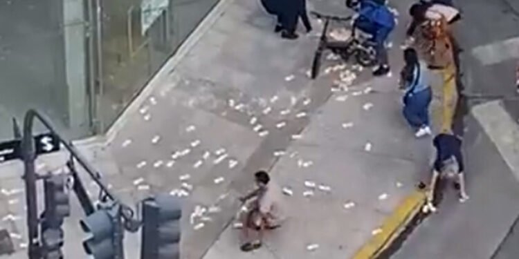 Lluvia de billetes en Belgrano: intentaron robarle 7 millones de pesos y el dinero voló por el aire