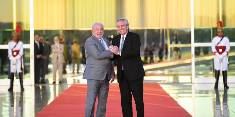 Tras el encuentro con Fernández, Lula prometió gestiones ante el FMI para “sacarle el cuchillo del cuello a la Argentina”