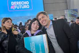 Axel Kicillof se apoya en el peso electoral de la provincia de Buenos Aires y busca imponer su marca propia de campaña