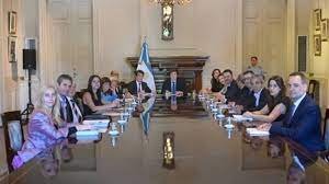 El Gobierno analiza vender edificios del Estado en desuso y recortar gastos en autos, viáticos y viajes