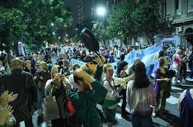 Qué dijo el Gobierno sobre los cacerolazos contra el DNU de Javier Milei