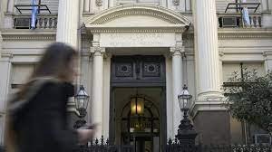 El Gobierno publicó la letra chica del bono en dólares para importadores