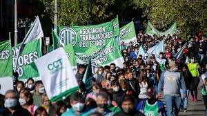 Por decreto, el Gobierno oficializó la baja de los contratos de 7 mil empleados públicos que ingresaron este año