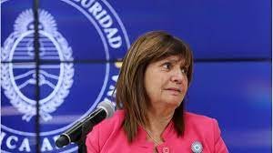Bullrich anunció que se elimina el artículo que prohibía reuniones de más de tres personas en la vía pública