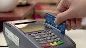 La alta inflación y la devolución del IVA impulsaron las compras con débito en el último trimestre de 2023