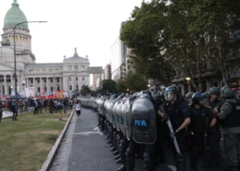 Protocolo antipiquetes: cómo se regulan las manifestaciones en otros países del mundo