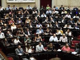 El Gobierno acelera las negociaciones con la oposición dialoguista para evitar más cambios en la Ley Ómnibus