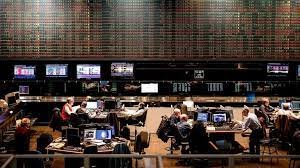 El Gobierno libera controles sobre el dólar financiero y facilita las operaciones para los agentes de Bolsa