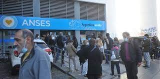 El Gobierno redujo los topes para cobrar asignaciones familiares de ANSES