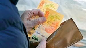 El Gobierno fijó el salario mínimo vital y móvil en $180.000 para febrero