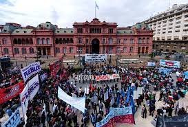 Organizaciones sociales, piqueteros y partidos de izquierda marcharán al Congreso durante el discurso de Milei