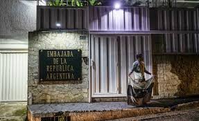 El Gobierno negocia con países europeos para trasladar a los asilados en la embajada argentina en Caracas