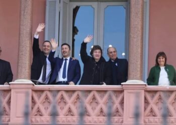 Milei fue increpado por los estudiantes mientras salía a saludar al balcón de la Casa Rosada por su cumpleaños