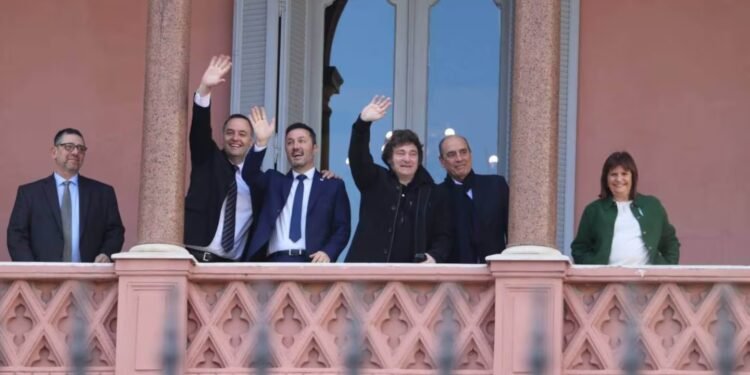 Milei fue increpado por los estudiantes mientras salía a saludar al balcón de la Casa Rosada por su cumpleaños