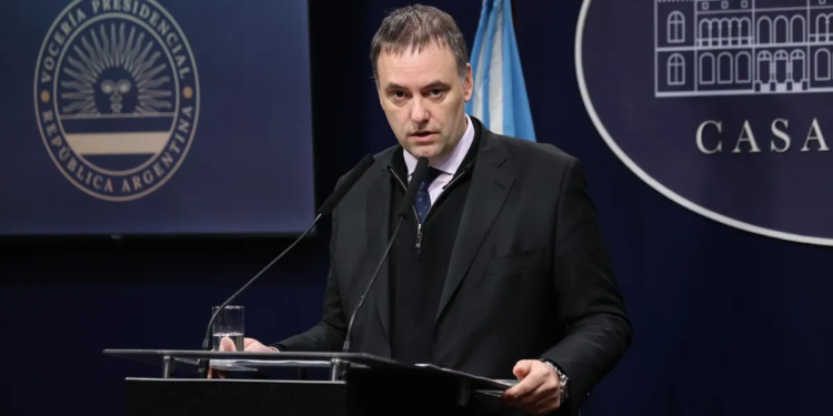 El Gobierno denunció a Sergio Massa por gastos excesivos en AySA