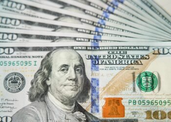 Blanqueo de dólares: salen más fondos de los bancos y el mercado advierte