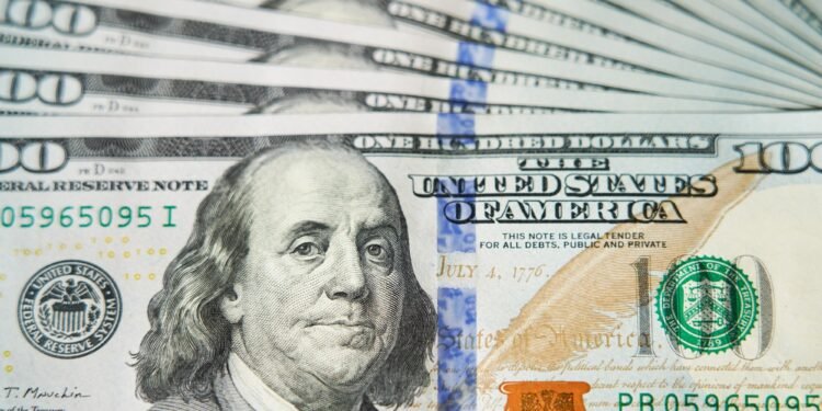 Blanqueo de dólares: salen más fondos de los bancos y el mercado advierte