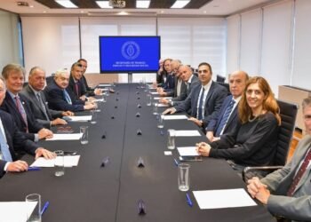 Vuelve a tensarse la relación entre el Gobierno y la CGT: inesperada suspensión de dos encuentros del diálogo tripartito