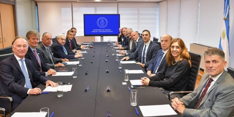 Vuelve a tensarse la relación entre el Gobierno y la CGT: inesperada suspensión de dos encuentros del diálogo tripartito