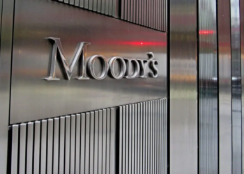 Una calificadora le sugirió al país que devalúe para aumentar las reservas y cumplir con los pagos de deuda