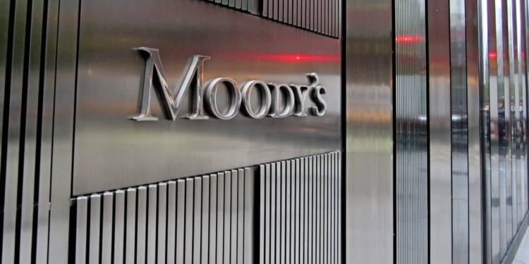 Una calificadora le sugirió al país que devalúe para aumentar las reservas y cumplir con los pagos de deuda