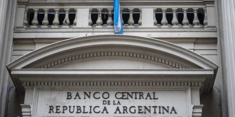 El Banco Central flexibiliza la compra de dólar oficial para un grupo de empresas