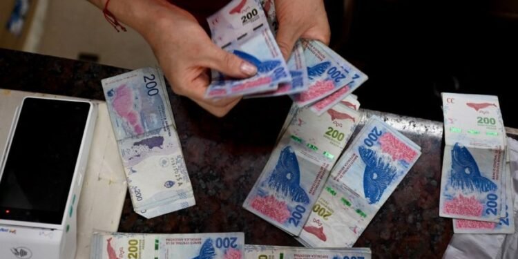 Los bancarios acordaron que los aumentos salariales hasta febrero estén atados a la inflación