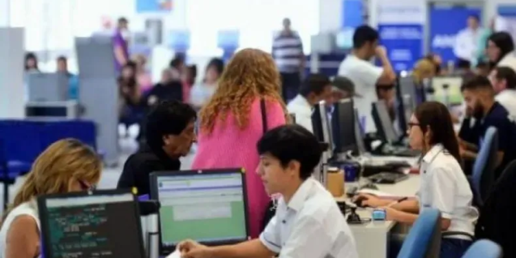 Aumento salarial para empleados estatales: cuánto cobrarán en diciembre