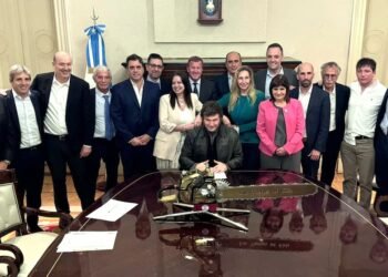 Milei posó junto a su gabinete con una motosierra y destacó a “los principales funcionarios” de su gobierno