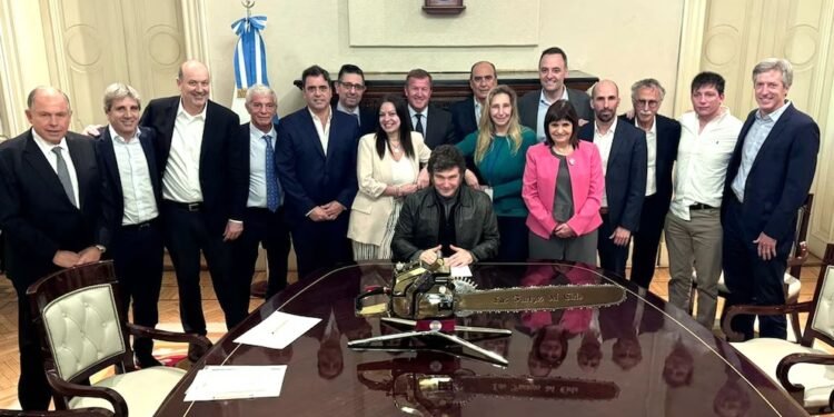 Milei posó junto a su gabinete con una motosierra y destacó a “los principales funcionarios” de su gobierno