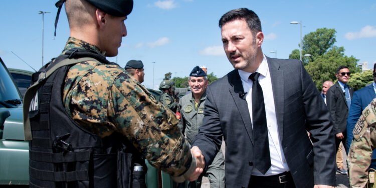 El Gobierno prepara un decreto para que las Fuerzas Armadas puedan combatir bandas narco y grupos terroristas