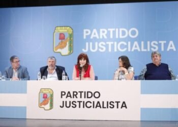 Tras una larga novela, Cristina Fernández de Kirchner asumió al frente del PJ