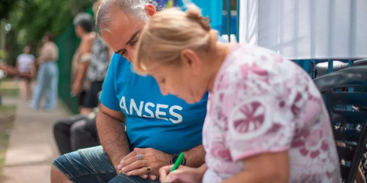 El Gobierno oficializó un nuevo aumento para los jubilados: el haber mínimo será de $265.907 en enero