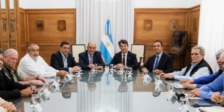 A horas de una reunión clave, los gremios reclaman que el salario mínimo llegue a $600 mil