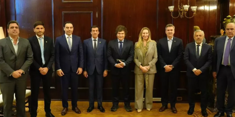 Milei se reúne con diputados radicales para afianzar la alianza y negociar la eliminación de las PASO