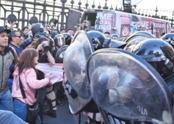 Fuerte respuesta del Gobierno a Amnistía Internacional tras un informe crítico del protocolo antipiquetes