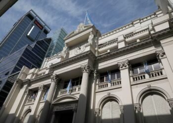 Caputo se prepara para reducir el ritmo de devaluación: cómo puede impactar en la economía