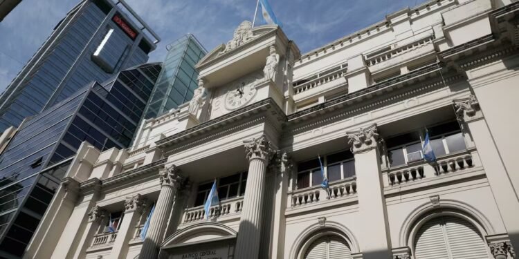 Caputo se prepara para reducir el ritmo de devaluación: cómo puede impactar en la economía