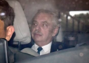Alberto Fernández llegó a Comodoro Py para participar de una audiencia que podría definir su futuro en la causa Seguros