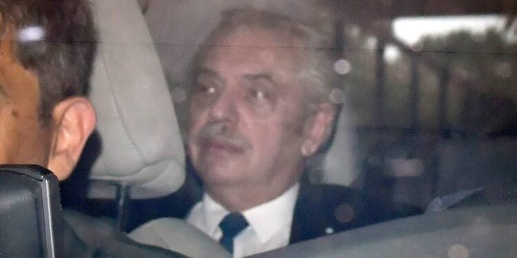 Alberto Fernández llegó a Comodoro Py para participar de una audiencia que podría definir su futuro en la causa Seguros
