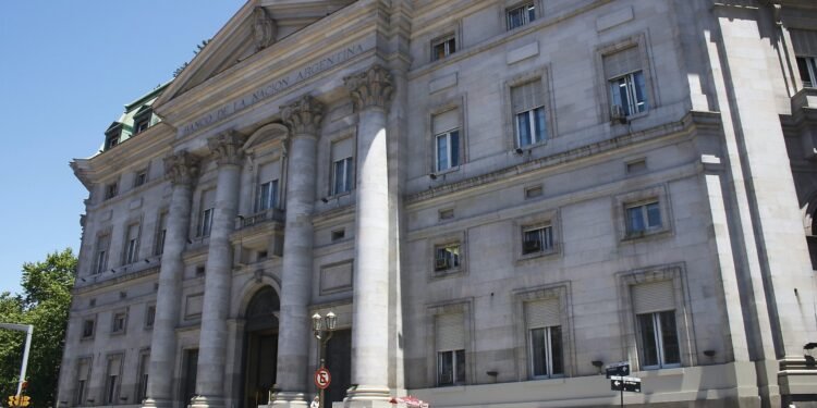 La Justicia suspendió el decreto de Milei que transforma el Banco Nación en Sociedad Anónima