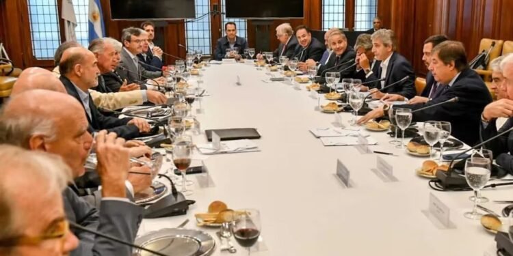 Caputo se reúne con industriales en medio del reclamo por la reducción de impuestos y la baja competitividad