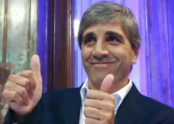 En medio del escándalo cripto, Caputo buscó tranquilizar a los mercados y ratificó el rumbo económico