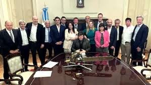 Milei esperará el anuncio sobre el acuerdo con el FMI reunido en Casa Rosada con sus ministros