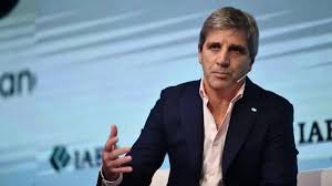 Luis Caputo anticipó que anunciarán una medida para fomentar el uso de dólares en la economía