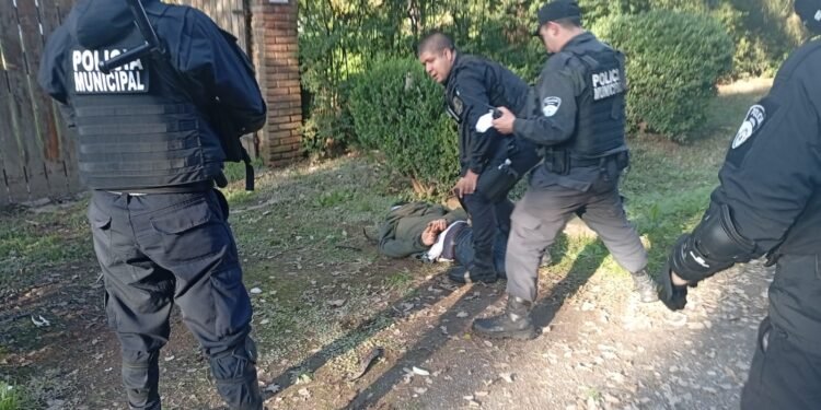 Dos disparos de Byrna: La Policía Municipal evitó un robo y redujo a un delincuente usando armas no letales