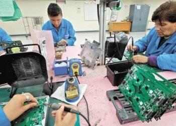 Fuerte golpe al salario real privado y al empleo en marzo.