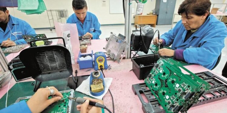 Fuerte golpe al salario real privado y al empleo en marzo.