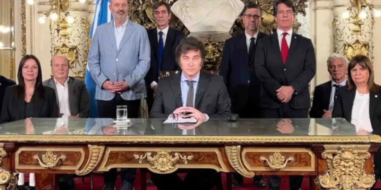 Milei: Reestructuración de Gabinete y desmentida de internas.