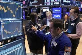 Mercado argentino: Acciones suben, bonos bajan, riesgo país crítico.